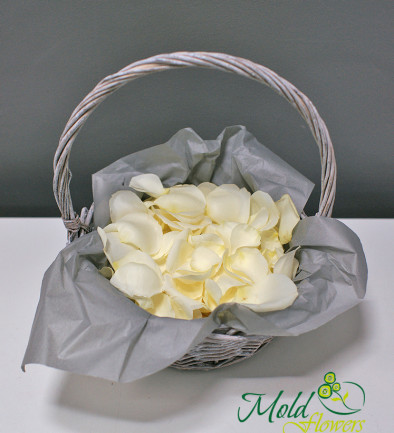 Basket with White Rose Petals photo 394x433